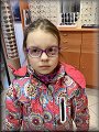Lilinka si vybírá nové brejličky