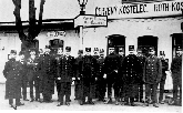 Zamstnanci eleznin stanice erven Kostelec