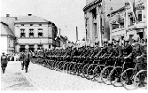 Generl Kutlvar pehl nastoupen cyklistick prapor